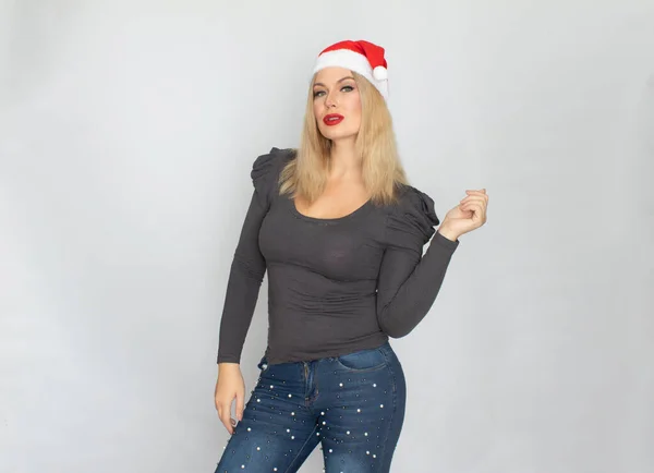 Frau Mit Weihnachtsmütze Posiert Isoliert Auf Weißem Hintergrund Kaukasische Mädchen — Stockfoto