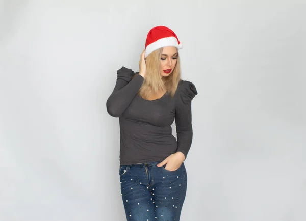 Kvinna Tomte Hatt Poserar Isolerad Vit Bakgrund Vit Flicka Glad — Stockfoto