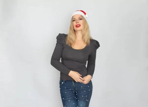 Frau Mit Weihnachtsmütze Posiert Isoliert Auf Weißem Hintergrund Kaukasische Mädchen — Stockfoto