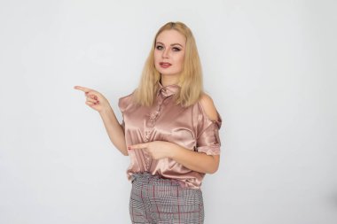 Beyaz arka planda pembe bluzlu, gülümseyen sarışın iş kadını.