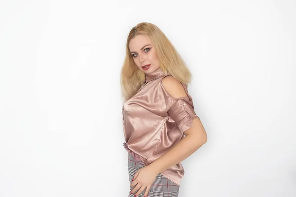 Blond Affärskvinna Rosa Blus Över Vit Bakgrund — Stockfoto