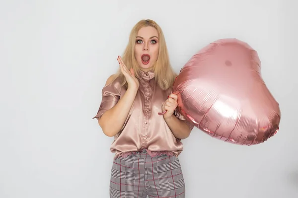 Mulher Negócios Loira Blusa Rosa Segurando Grande Balão Coração Rosa — Fotografia de Stock