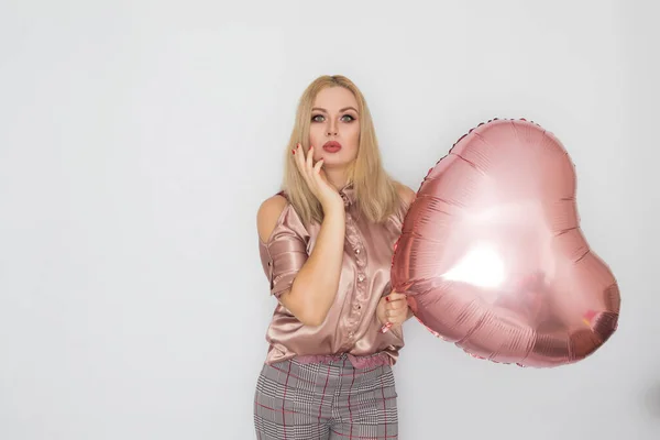 Blond Zakenvrouw Roze Blouse Met Grote Roze Hart Ballon Haar — Stockfoto