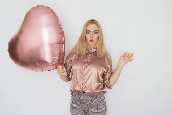 Blondynka Biznes Kobieta Różowy Bluzka Gospodarstwa Duży Różowy Serce Balon — Zdjęcie stockowe