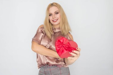 Sevgililer Günü - pembe bluzlu rüya gören bir kadın elinde kırmızı hediye kutusu kalbiyle