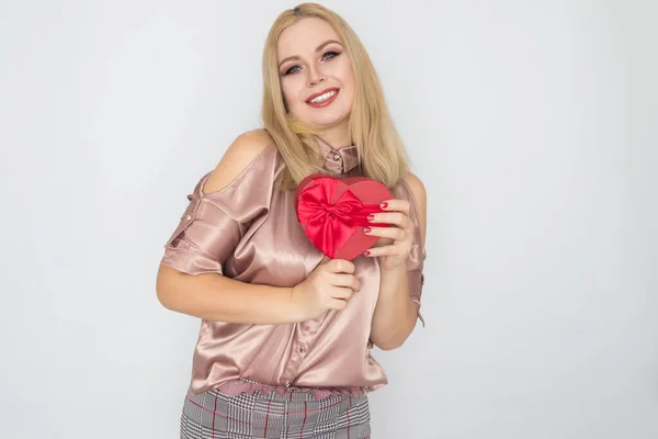 Валентинки Денні Жінки Рожевій Блузці Тримає Серце Червоної Скриньки Подарунками — стокове фото