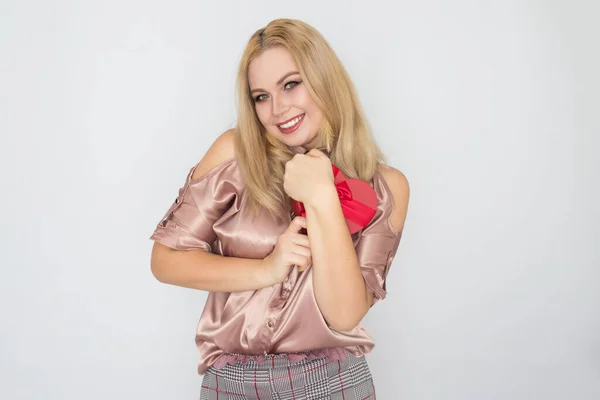 Día San Valentín Mujer Soñadora Blusa Rosa Con Corazón Rojo —  Fotos de Stock