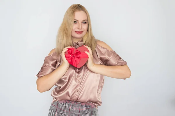 Valentinstag Träumende Frau Rosa Bluse Mit Rotem Geschenkkarton Herz — Stockfoto