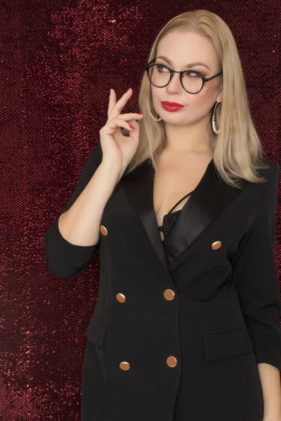 Siyah Ceketli Gözlüklü Parlak Kırmızı Arka Planda Poz Veren Güzel — Stok fotoğraf