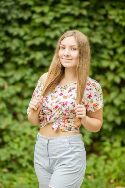 Porträt einer schönen jungen Frau mit braunen langen Haaren auf der Natur hübsche blonde Mädchen posiert im Sommer — Stockfoto