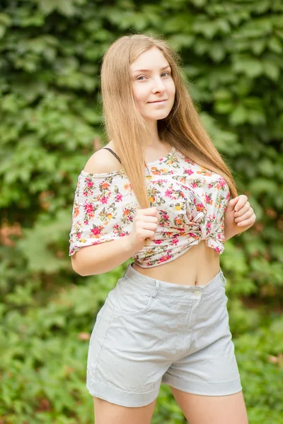 Retrato de uma bela jovem mulher com cabelos longos marrons na natureza Menina loira bonita posando no verão — Fotografia de Stock