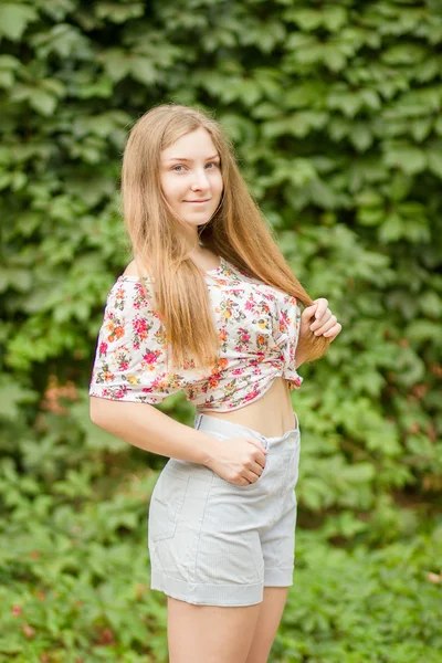 Retrato de una hermosa joven con el pelo largo marrón en la naturaleza Linda chica rubia posando en verano —  Fotos de Stock