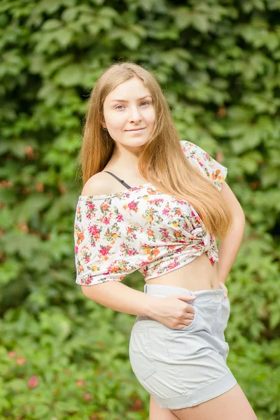 Retrato de una hermosa joven con el pelo largo marrón en la naturaleza Linda chica rubia posando en verano — Foto de Stock