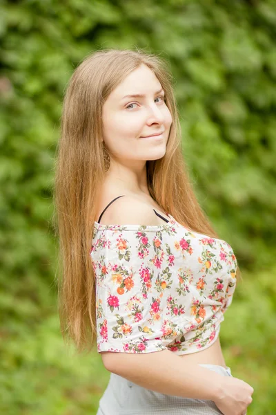 Portrait d'une belle jeune femme aux cheveux longs bruns sur la nature Jolie fille blonde mignonne posant en été — Photo