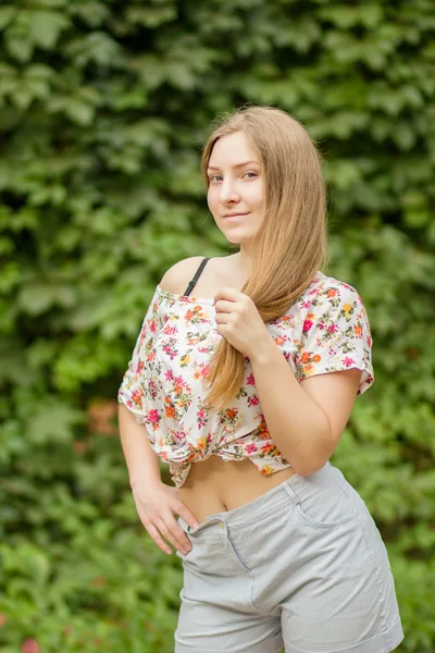 Porträt einer schönen jungen Frau mit braunen langen Haaren auf der Natur hübsche blonde Mädchen posiert im Sommer — Stockfoto