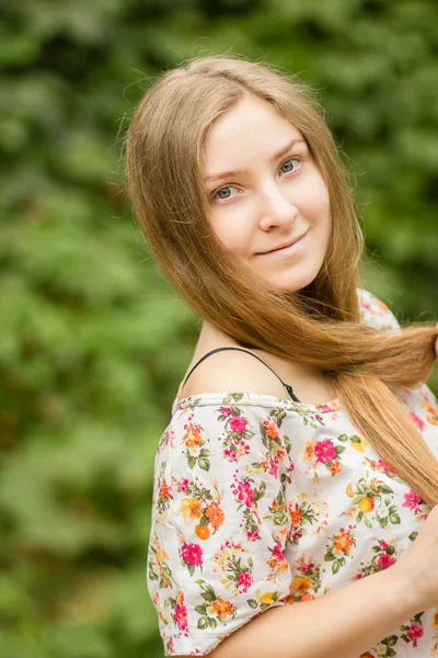 Retrato de una hermosa joven con el pelo largo marrón en la naturaleza Linda chica rubia posando en verano —  Fotos de Stock