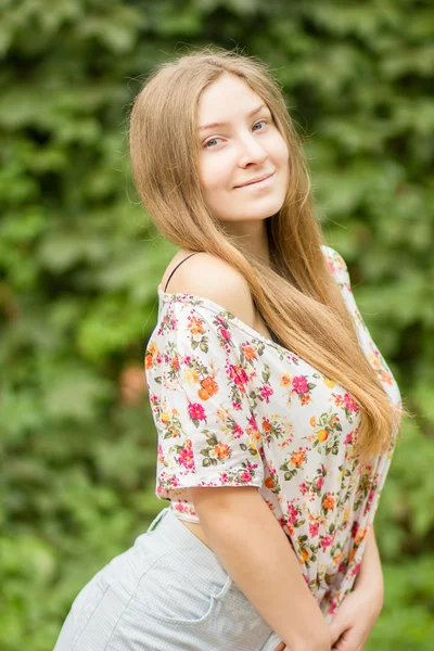 Porträtt av en vacker ung kvinna med brunt långt hår på naturen ganska söt blond tjej poserar i sommar — Stockfoto