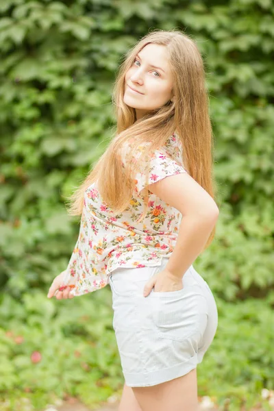 Portrait d'une belle jeune femme aux cheveux longs bruns sur la nature Jolie fille blonde mignonne posant en été — Photo