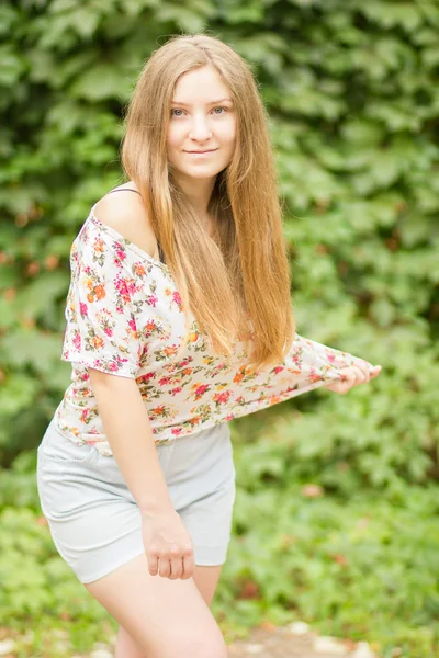 Egy gyönyörű fiatal nő, barna hosszú haj a természet nagyon aranyos szőke lány pózol nyáron portréja — Stock Fotó