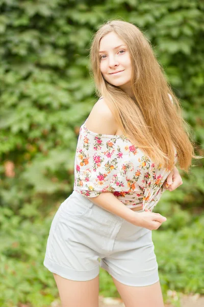 Porträtt av en vacker ung kvinna med brunt långt hår på naturen ganska söt blond tjej poserar i sommar — Stockfoto