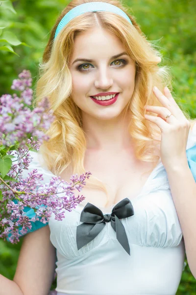 Portrét krásná mladá blondýnka — Stock fotografie