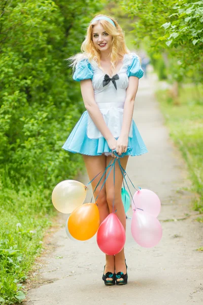 Retrato de una hermosa rubia joven — Foto de Stock