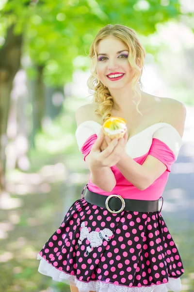 Retrato de uma bela jovem loira — Fotografia de Stock