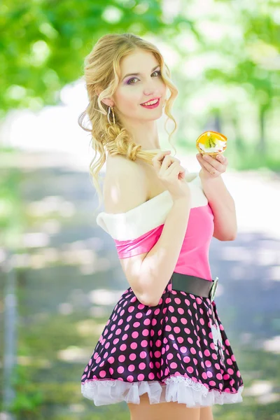 Portret pięknej młodej kobiety blondynka — Zdjęcie stockowe