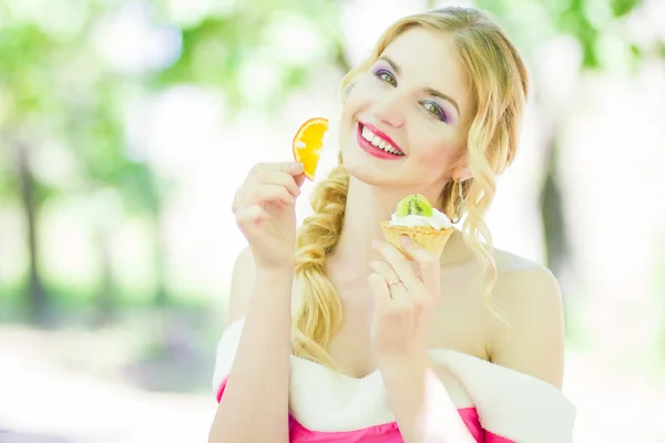 Porträt einer schönen jungen blonden Frau — Stockfoto