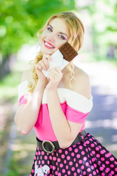 Retrato de um chocolate amoroso jovem loira beleza — Fotografia de Stock