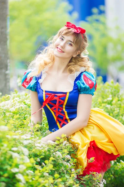 Woman posing in the green bushes — Φωτογραφία Αρχείου