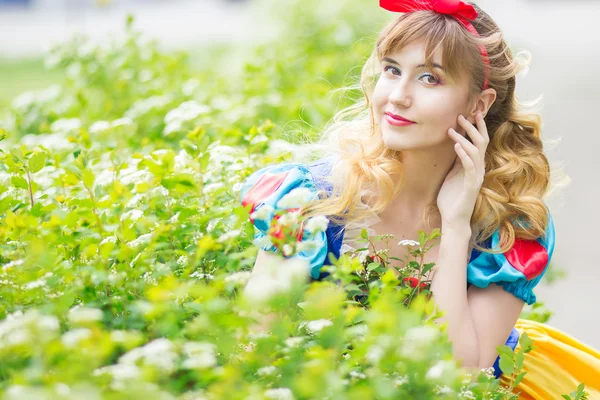 Mujer posando en los arbustos verdes —  Fotos de Stock