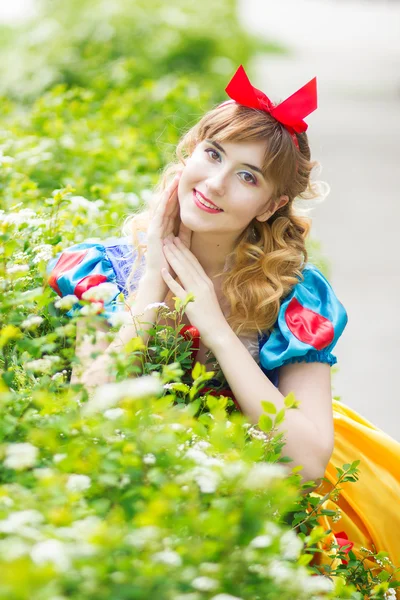 Woman posing in the green bushes — Stock fotografie