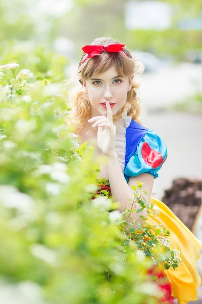 Woman posing in the green bushes — ストック写真