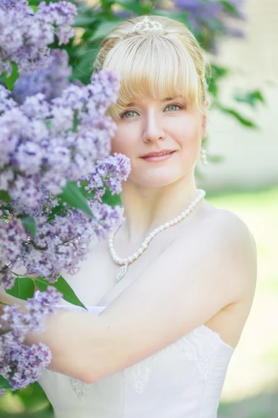 Beautiful bride outdoors — Stock Photo, Image