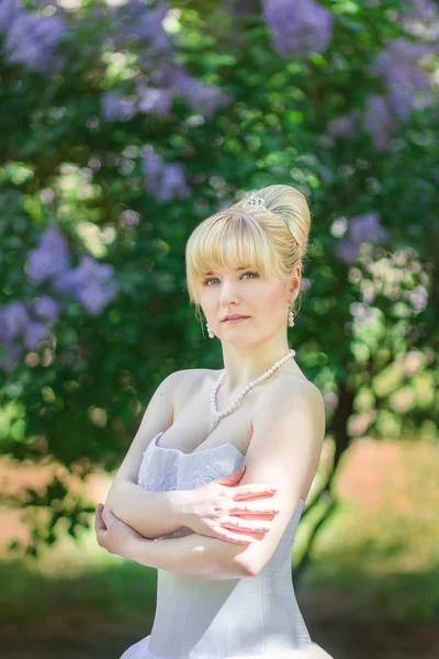 Beautiful bride outdoors — Stock Photo, Image