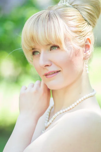 Beautiful bride outdoors — Stock Photo, Image