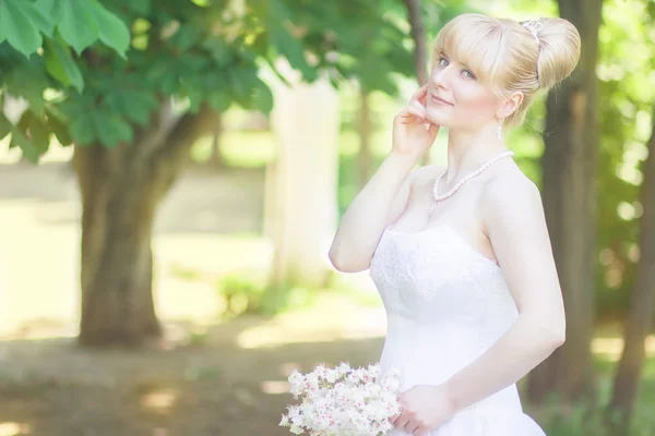 Beautiful bride outdoors — Stock Photo, Image