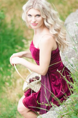 çilek sepeti kadınla