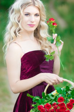 Kıvırcık saçlı kadın.