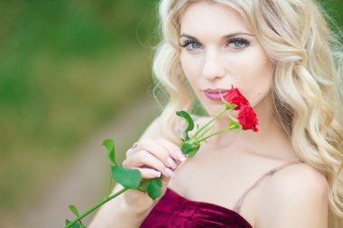 Kıvırcık saçlı kadın.