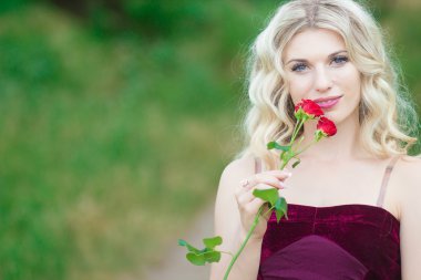 Kıvırcık saçlı kadın.