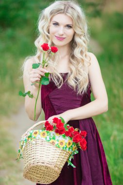 Kıvırcık saçlı kadın.