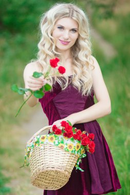 Kıvırcık saçlı kadın.