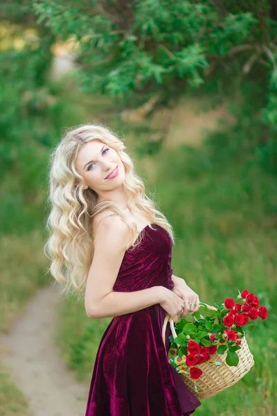 Frau mit lockigem Haar — Stockfoto