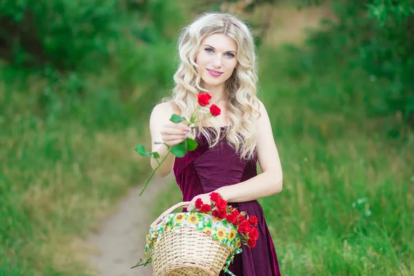 Vrouw met krullend haar — Stockfoto