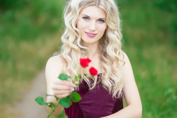 Vrouw met krullend haar — Stockfoto