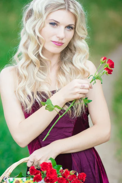 Frau mit lockigem Haar — Stockfoto