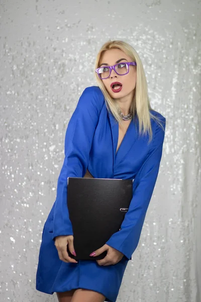 Garip bir şekilde mavi takım elbiseli bir ofis çalışanının gümüş desenli duvara siyah klasörle sarılmasına şaşırdım. Belirsizlik, stres, kurumsal sorun kavramı.