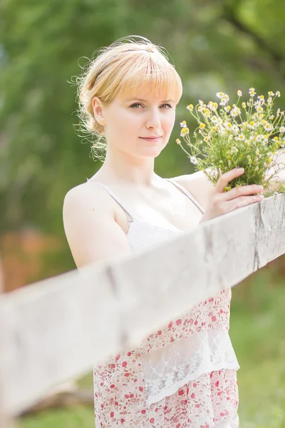 Portret van een jonge vrouw — Stockfoto